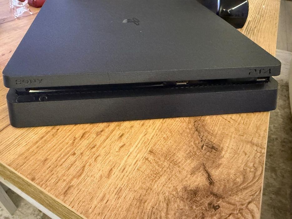 Ps4 slim cu o maneta si statie de incarcare+ Hogwarts Legacy