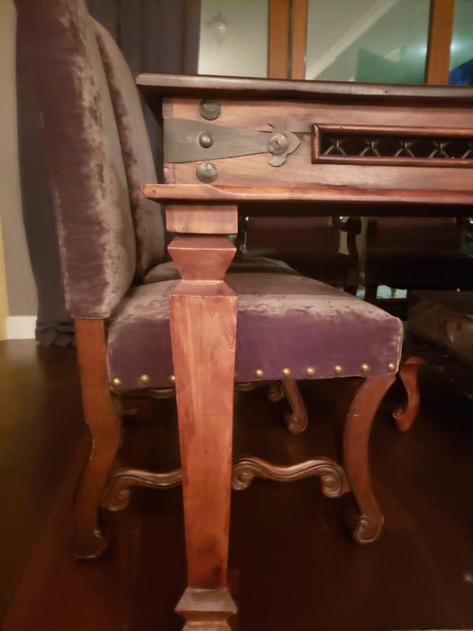 Стол и стулья очень дорогие