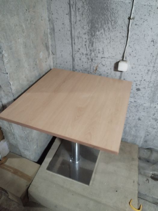 2 бр. маси с ПДЧ плоскост и метална стойка