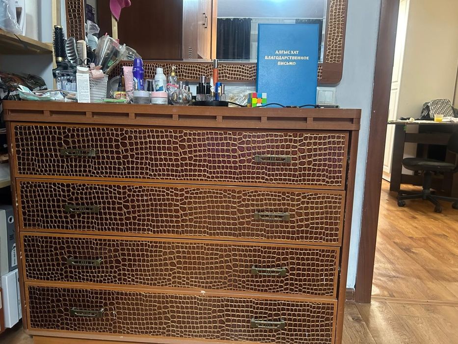 Продам шкаф и комод с зеркалом