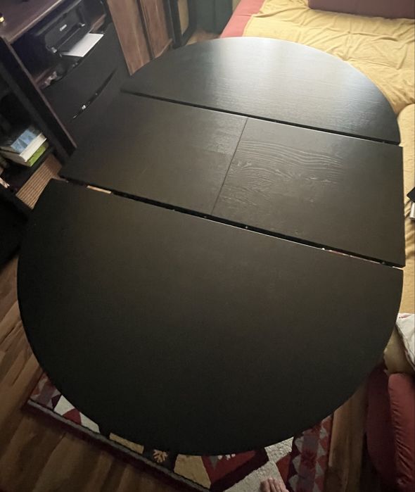 Masă rotundă extensibilă IKEA – elegantă și practică