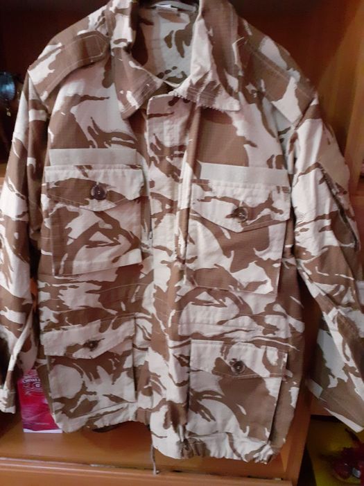 Costum militar tip deșert.