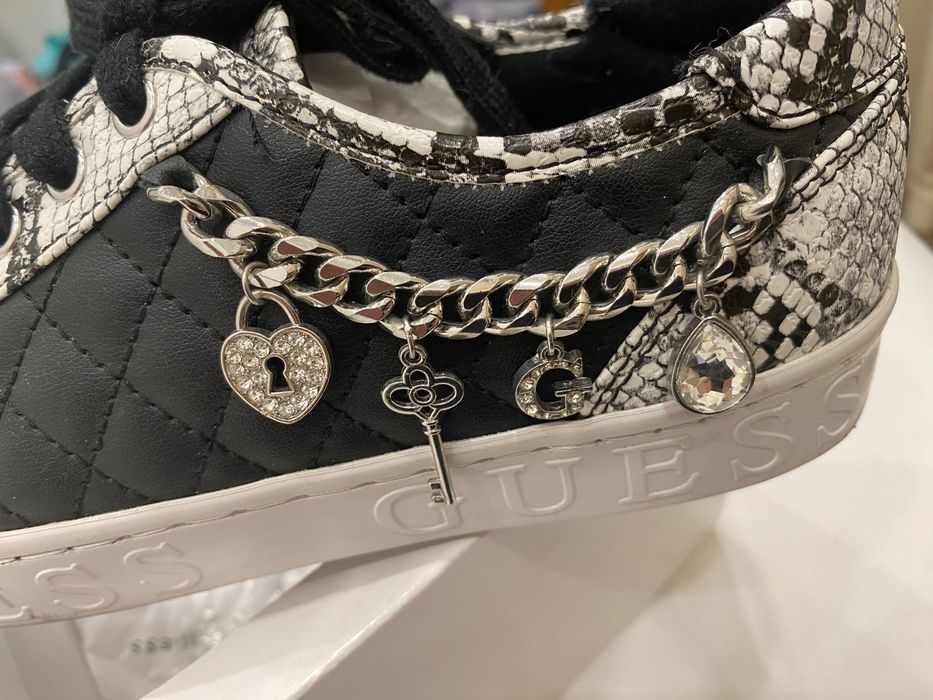 Продам фирменную обувь "Guess"