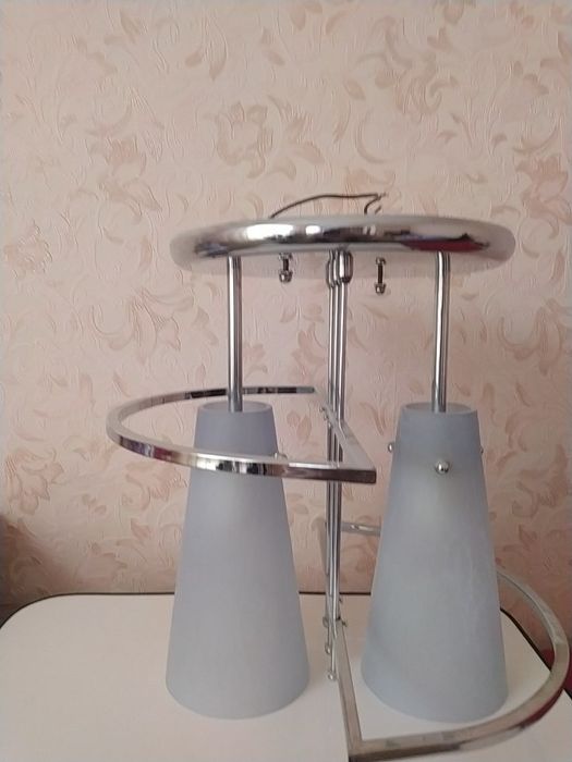 Продаю Настольная лампа  и люстры в отличном состоянии производство  Р