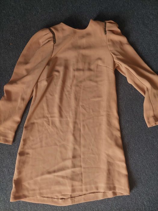 Rochie umeri bufanti