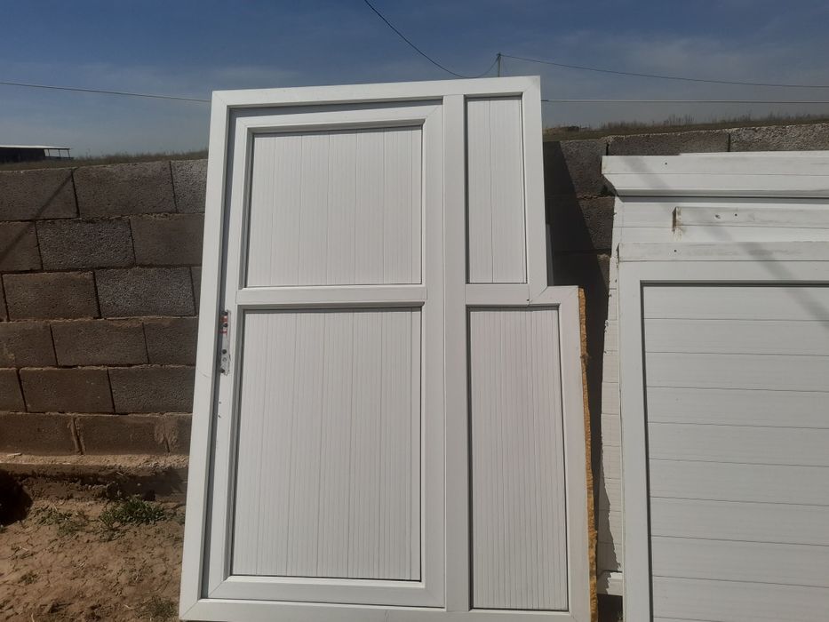Продам пластиковые дверь и перегородки