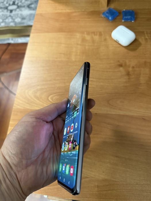 Продам смартфон Samsung Galaxy S10