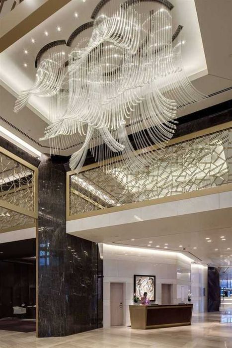 Погрузитесь в мир изысканности с нашей потрясающей люстрой.