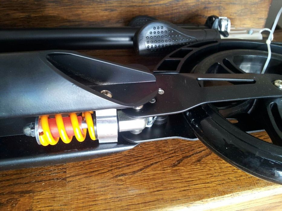 Trotineta adulti, 2 amortizoare, frana mana, roti 200. 100kg.. NOUA!