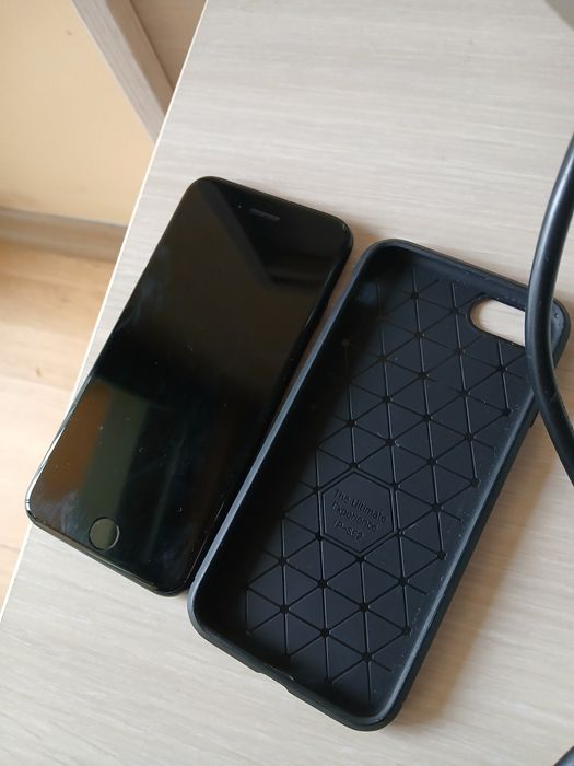 Продавам Iphone SE 2022 година + калъф в идиално състояние