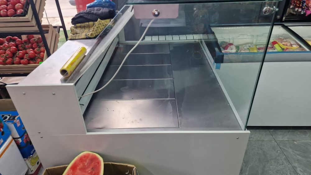 Продам холодильник -витрину.