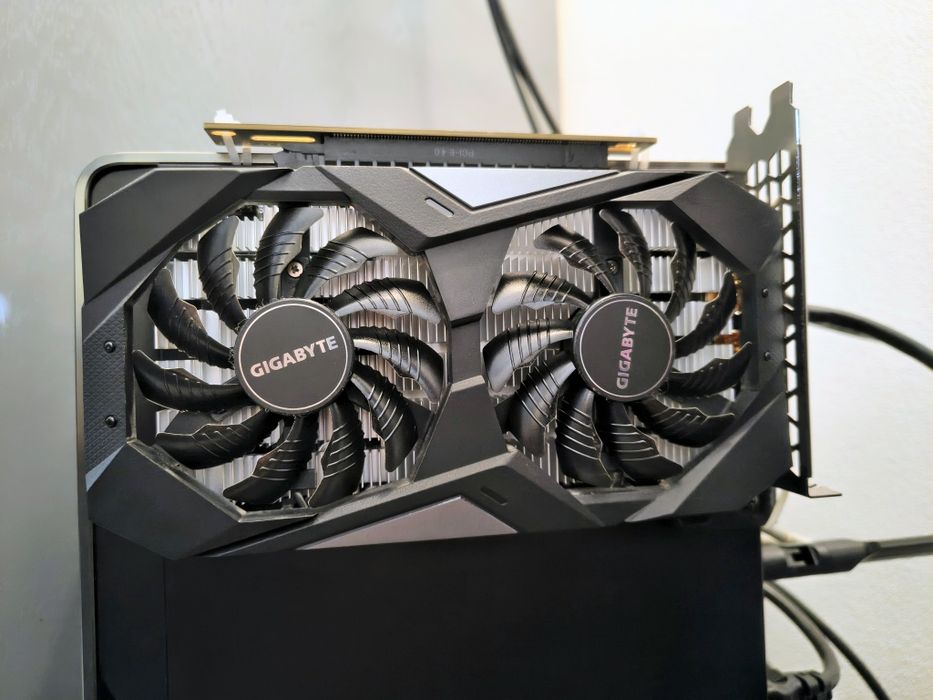 Nvidia RTX 3050 (nu necesita alimentare)