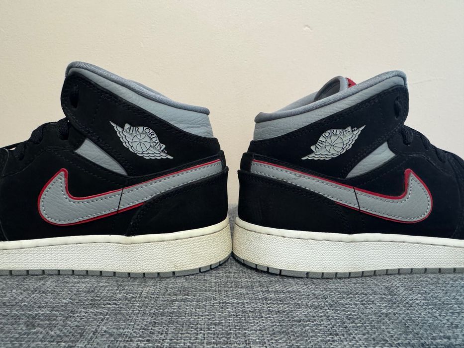 Jordan 1 Mid Black Particle Grey Gym Red (GS).