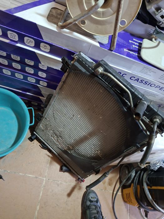 Оригинальный радиатор от мерса 202 2.8