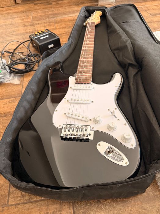 Chitară electrică Harley Benton + amplificator Marshall + husă Thomann + accesorii