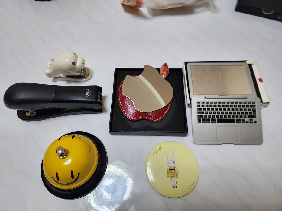 Зеркало карманное и другие.