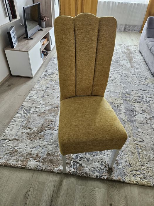 Set 6 scaune tapițate in material cu picioare albe de lemn