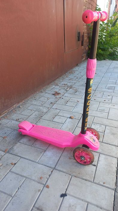 Самокат со светящимися колёсами