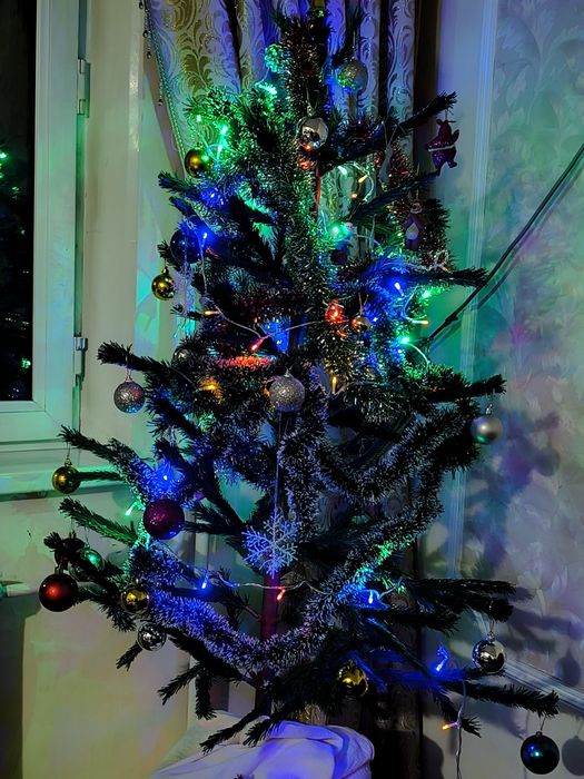 Ёлка в хорошем состоянии.