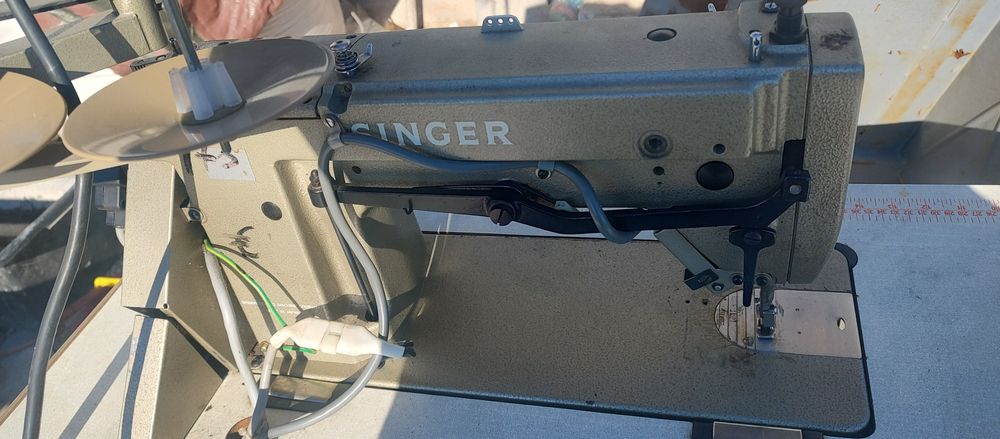 Vând 2 mașini de cusut industriale Singer