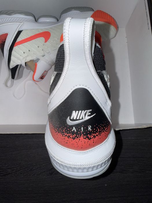Баскетболни обувки Nike LeBron 16 "Air Tech Challenge Hot Lava White" - размер 44