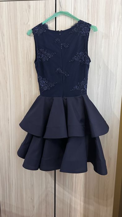 Официална рокля с дантела в тъмносиньо