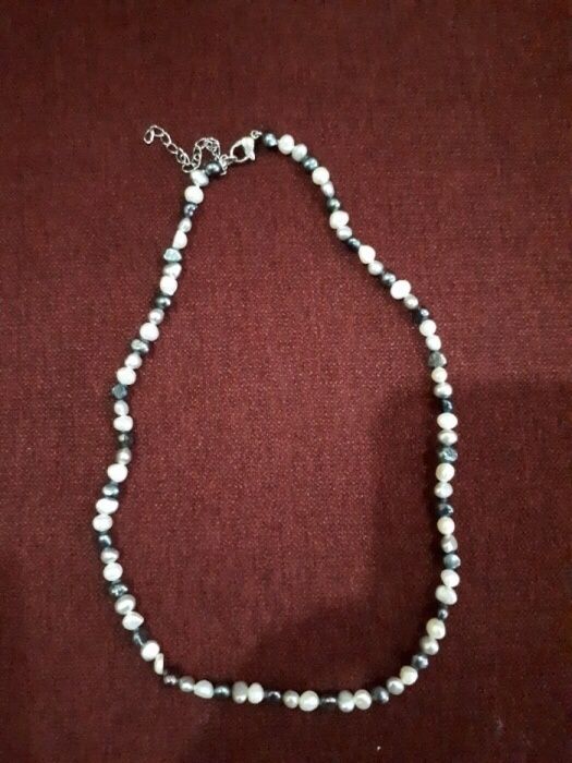 Жемчужные бусы из белого и чёрного