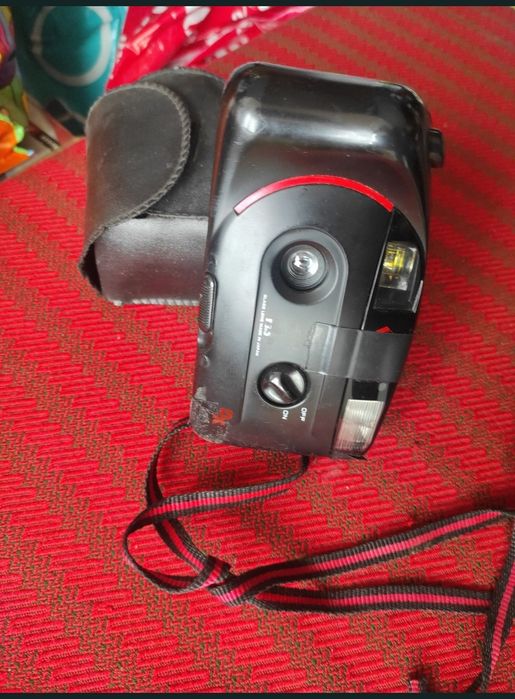 Aparat fotografiat clasic cu film, stare perfectă de funcționare.