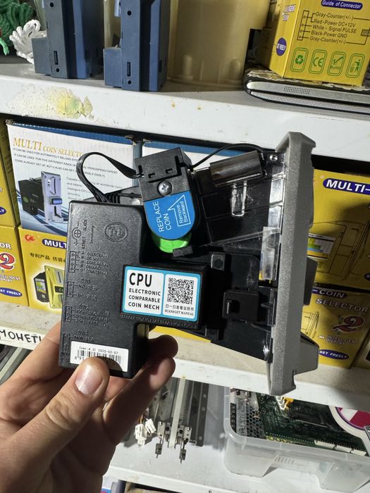 Продавам чисто нови монетоприемници