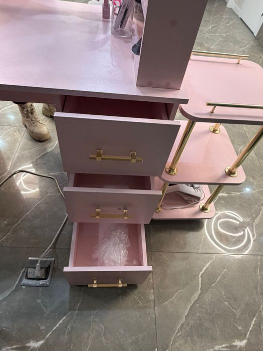 Маникюрный стол для салона