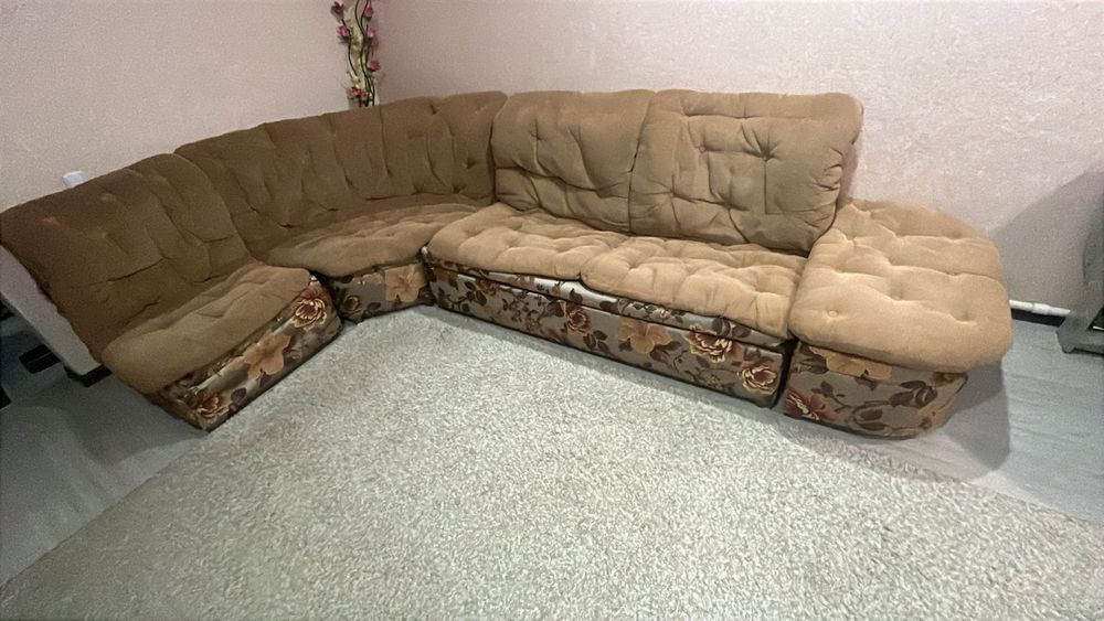 Продам диван угловой срочно