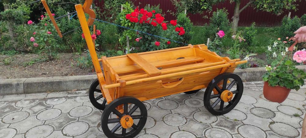 Car din lemn demontabil făcut manual