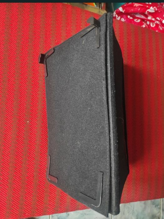 Husă pentru tabletă, cu diferite poziții de vizionare și suport.
Husa