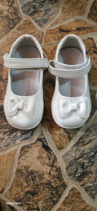 Лачени обувки за момиче