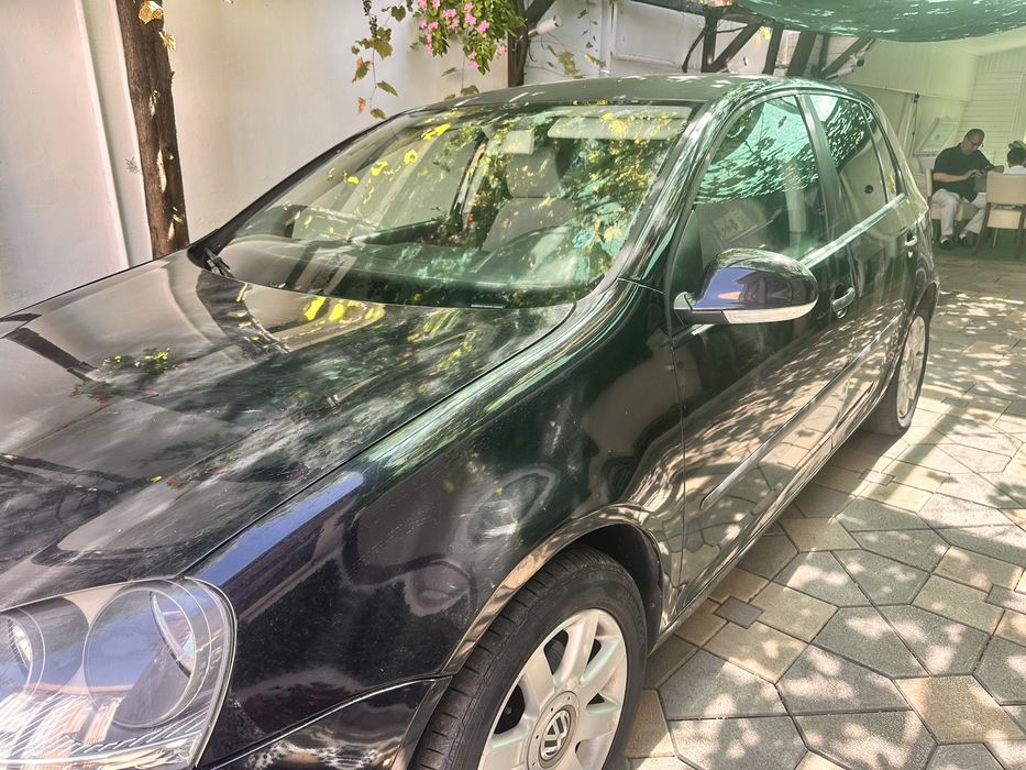 Volkswagen Golf 5 – 1.6 Benzină – 2004 – Negru – Impecabil