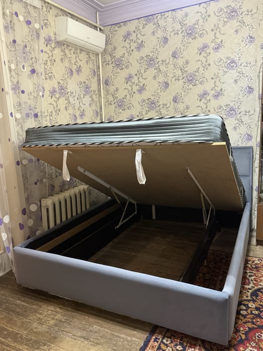 Продаётся двуспальная кровать с мягким изголовьем + матрас