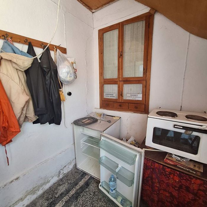 Къща в с. Пещерна! Спокойна и озеленена среда!