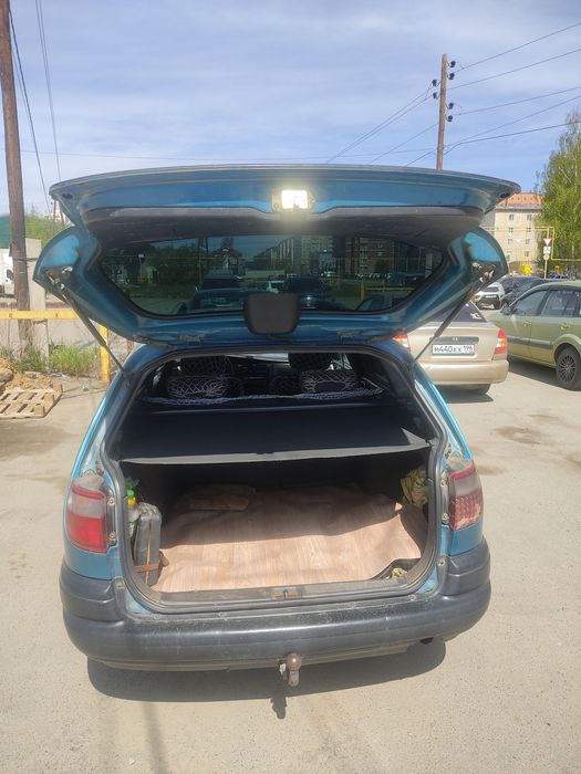 Автомобиль Тайотта Карина Е