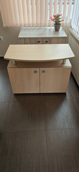 Запазен скрин (височина: 61.5см  ширина: 80.5см  дълбочина: 40.00см)