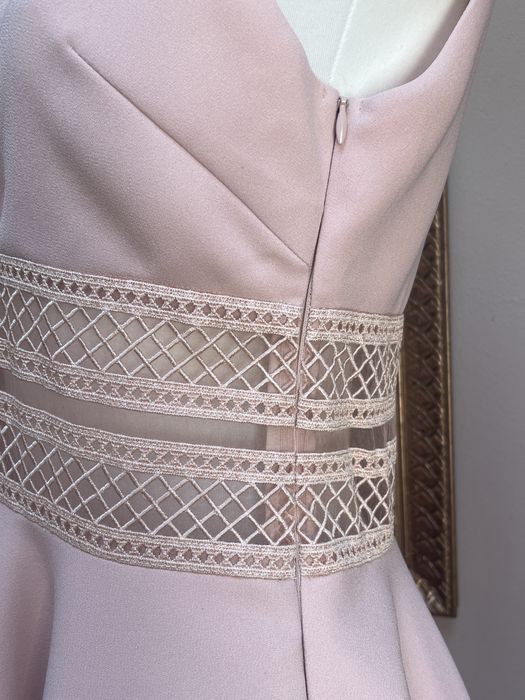 Maje, rochie elegantă, roz pudrat, dantelă talie