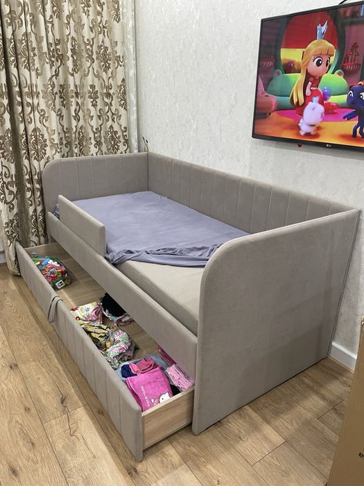 Срочно Продам детскую кровать 80*180