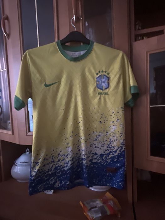 Tricou custom cu Neymar echipa Braziliei.Este într-o stare foarte buna.Marimea S