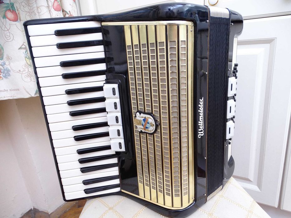 Много запазен стар акордеон Велтмайстер 60 баса
