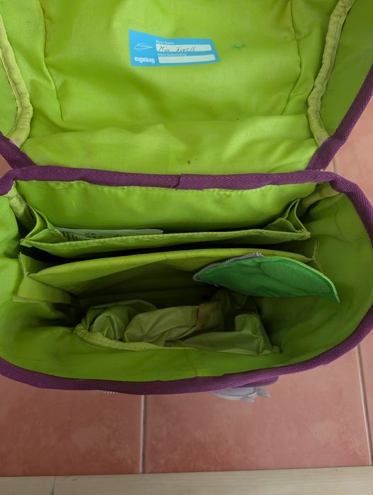 Ghiozdan nemțesc Ergobag – model ergonomic reglabil, nuanțe de roz/mov