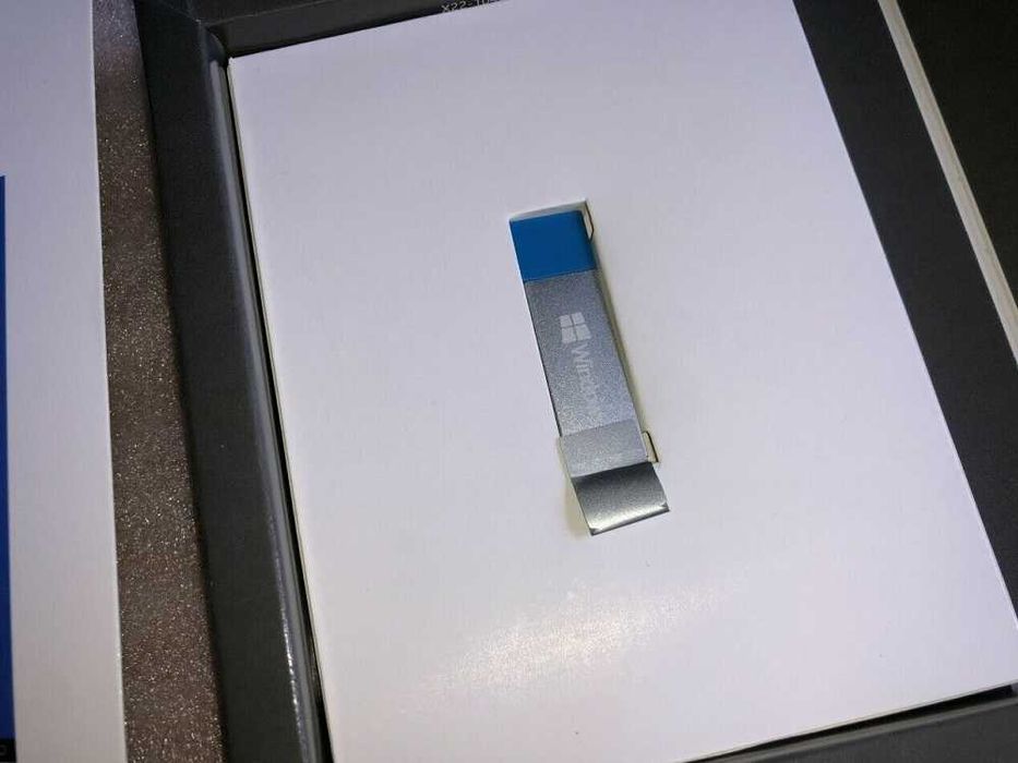 Stick USB bootabil Windows 11 Pro cu licenta Retail, activare online