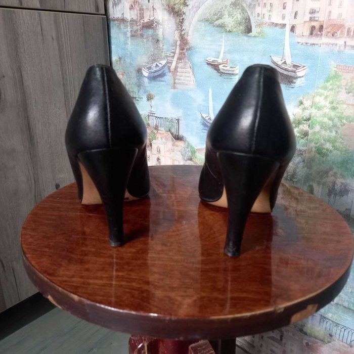 Продам женские черные туфли 40 размера на каблуке