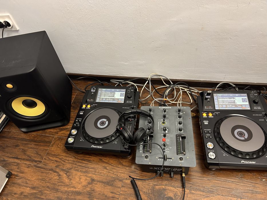 Pupitru dj: pioneer, allen heath, krk rokit, sennheiser