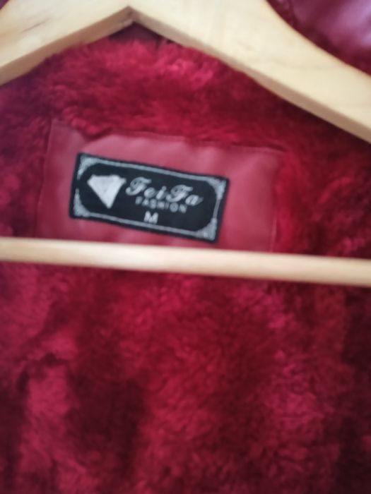 Vând geaca noua rosie