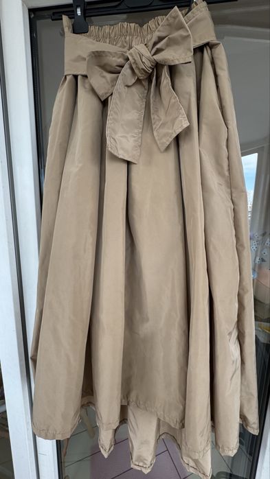 Пола в бежов цвят