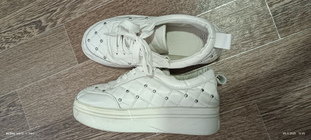 Продаются 3 сумки в хорошем состоянии бонусом белая обувь 38й размер